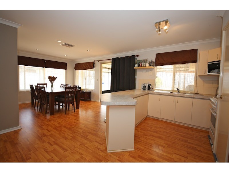 35 Brookside Gardens, Caversham WA 6055