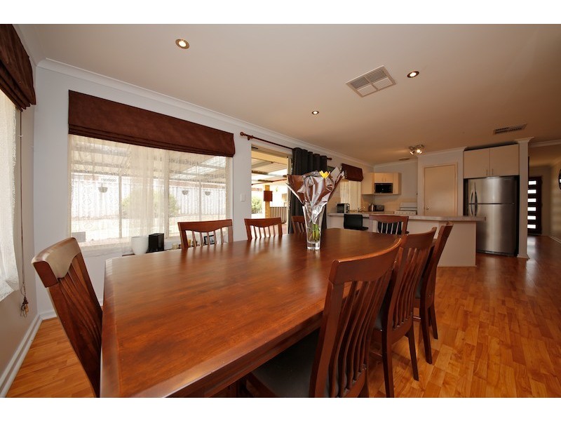 35 Brookside Gardens, Caversham WA 6055