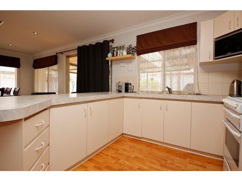 35 Brookside Gardens, Caversham WA 6055