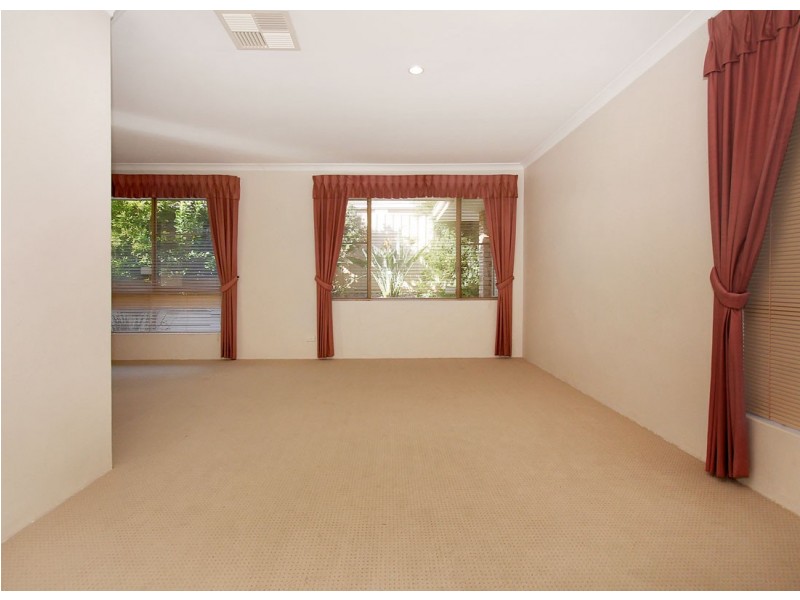 12 Hickory Drive, Thornlie WA 6108