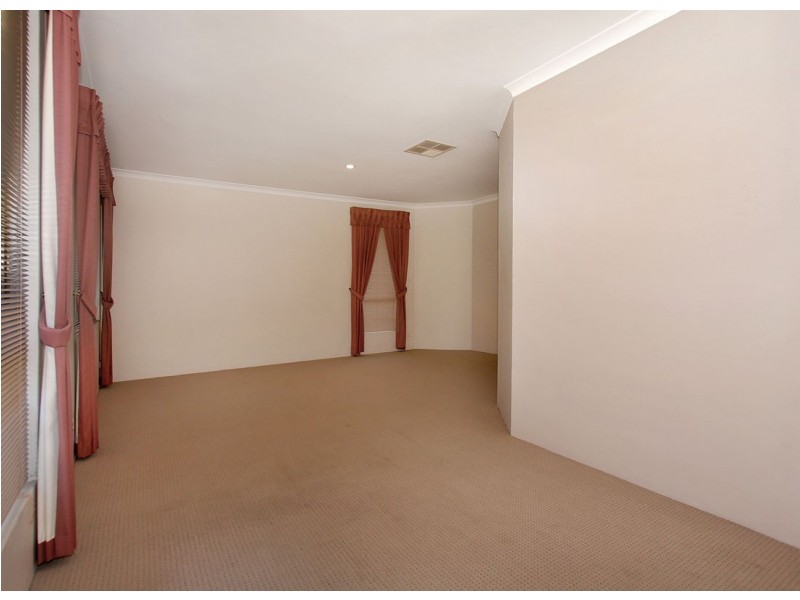 12 Hickory Drive, Thornlie WA 6108