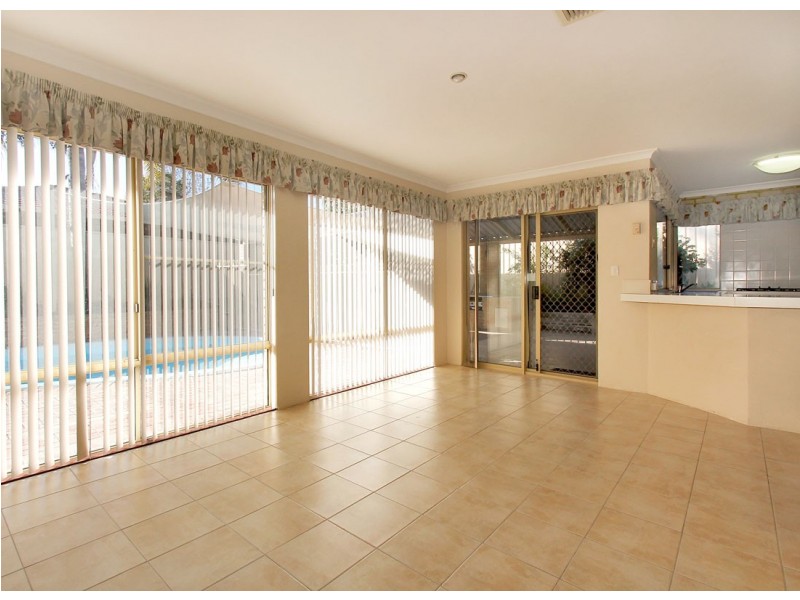 12 Hickory Drive, Thornlie WA 6108