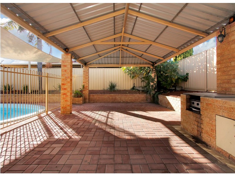 12 Hickory Drive, Thornlie WA 6108