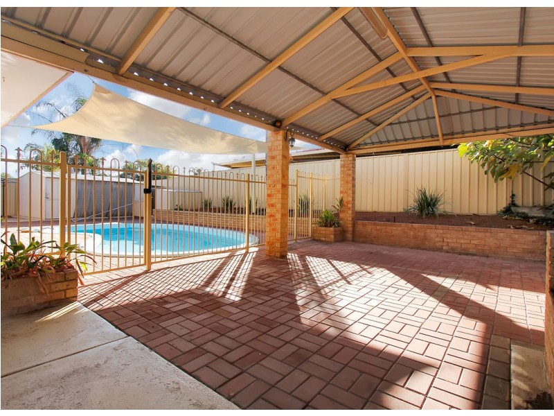12 Hickory Drive, Thornlie WA 6108