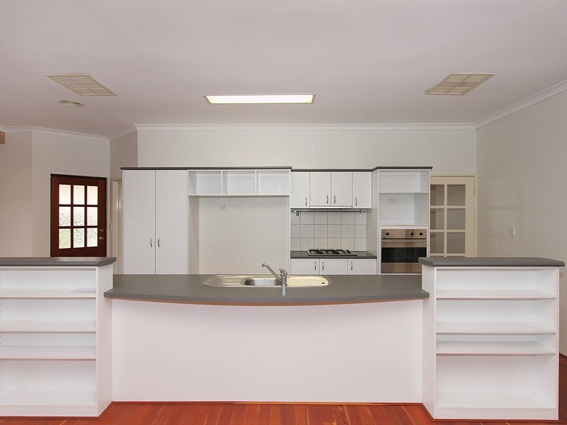 8 Nutbush Court, Thornlie WA 6108