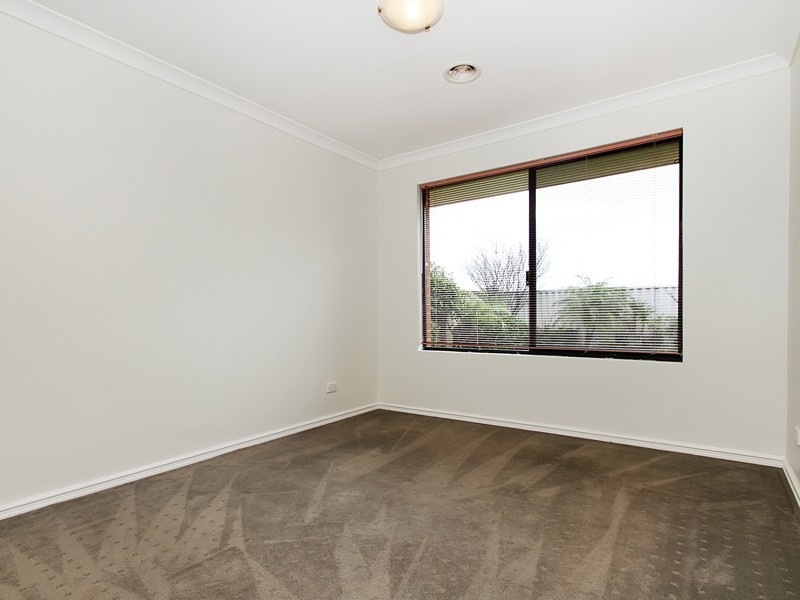 8 Nutbush Court, Thornlie WA 6108