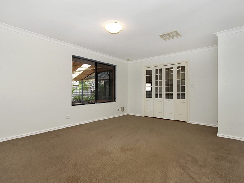 8 Nutbush Court, Thornlie WA 6108