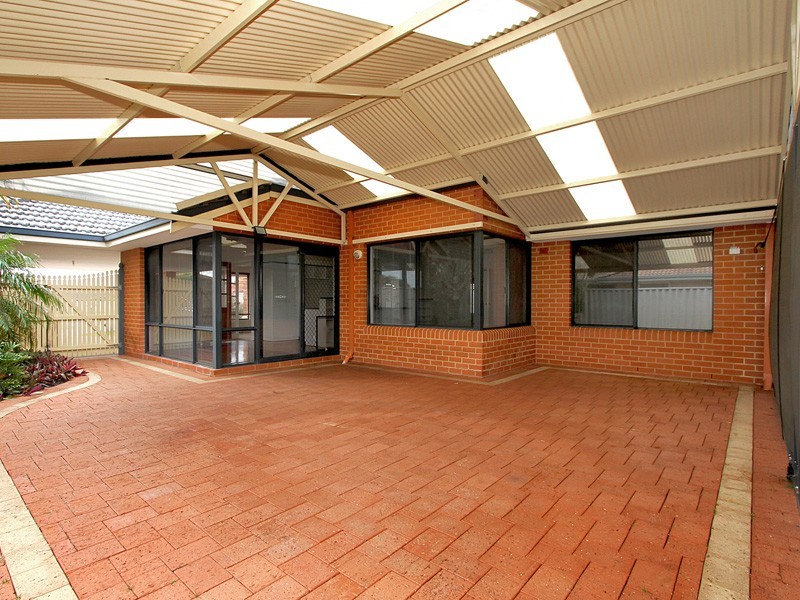 8 Nutbush Court, Thornlie WA 6108