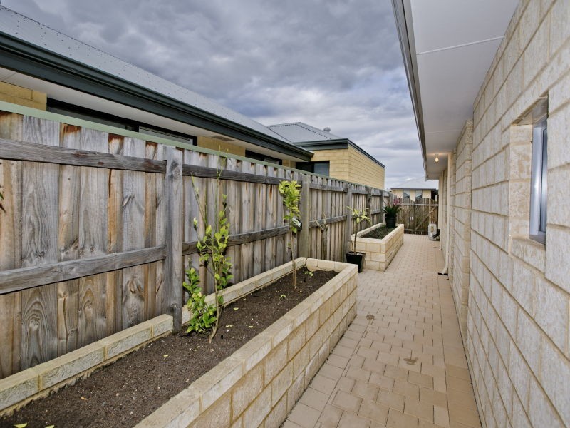 14 Evesham Drive, Ellenbrook WA 6069