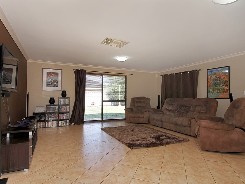 41 Lombardy Crescent, Caversham WA 6055