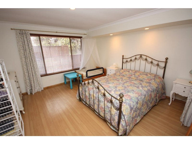 6 Jennifer Place, Alexander Heights WA 6064