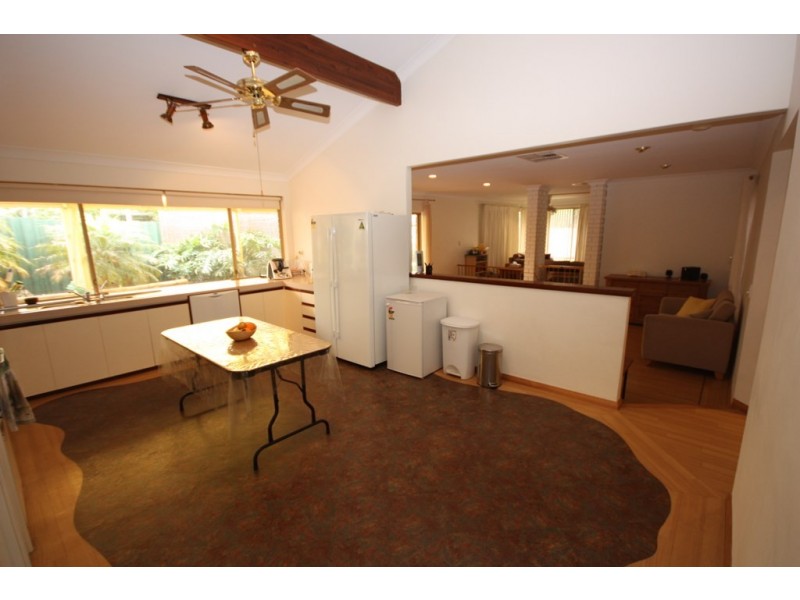 6 Jennifer Place, Alexander Heights WA 6064