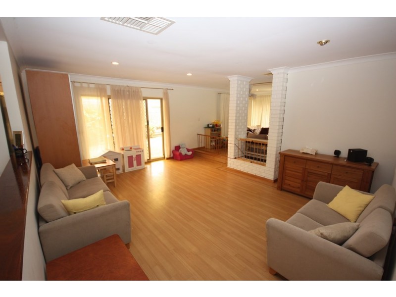 6 Jennifer Place, Alexander Heights WA 6064