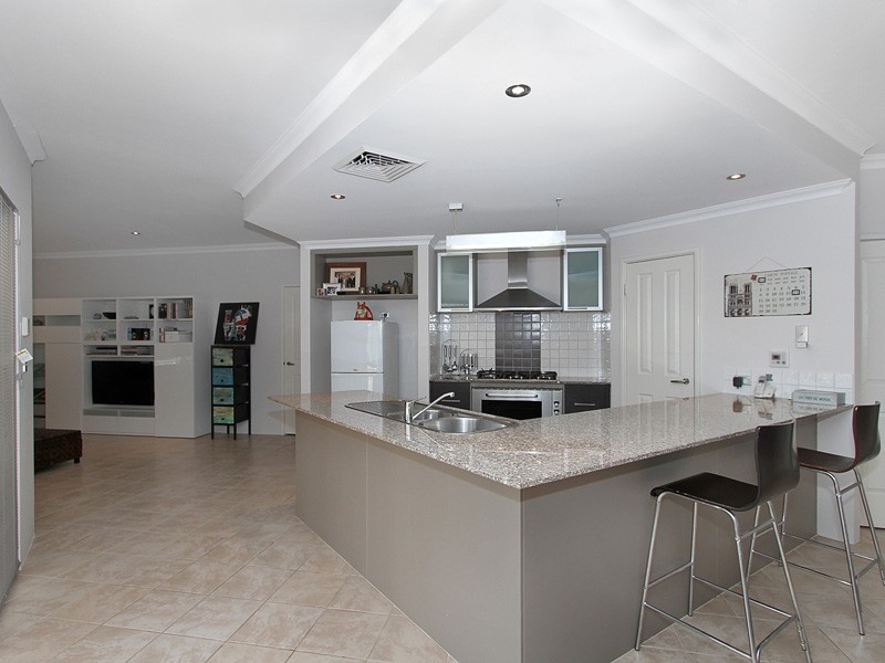 9 Bluestone Loop, Piara Waters WA 6112