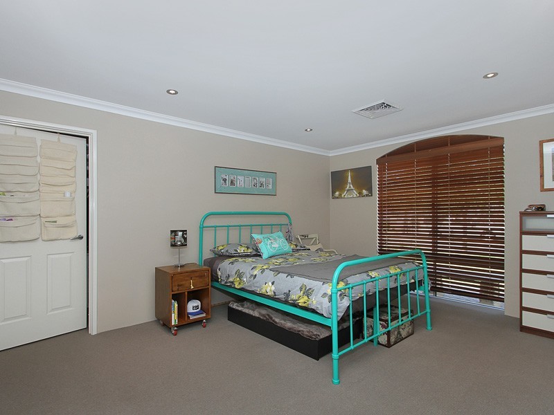 9 Bluestone Loop, Piara Waters WA 6112