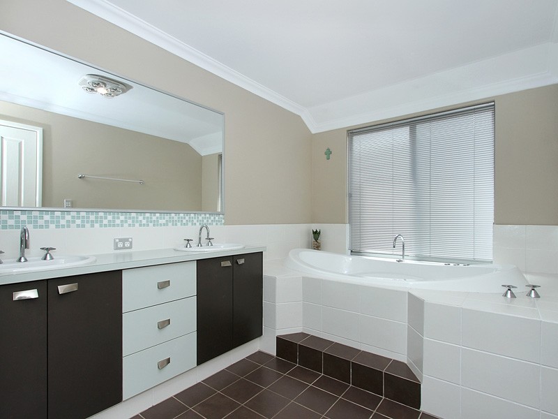 9 Bluestone Loop, Piara Waters WA 6112