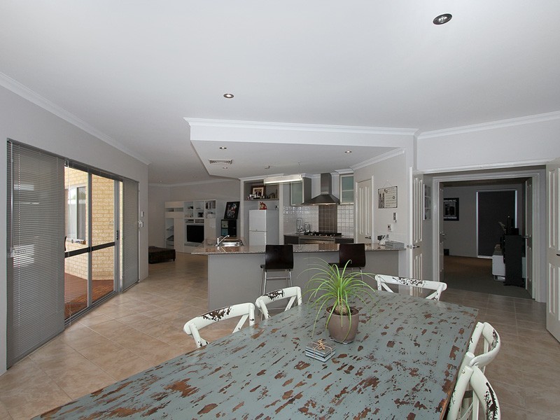 9 Bluestone Loop, Piara Waters WA 6112