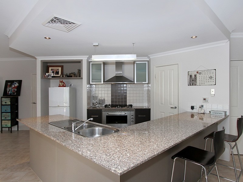 9 Bluestone Loop, Piara Waters WA 6112