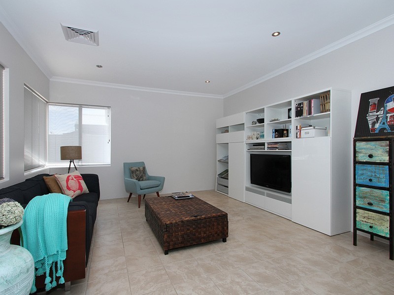 9 Bluestone Loop, Piara Waters WA 6112