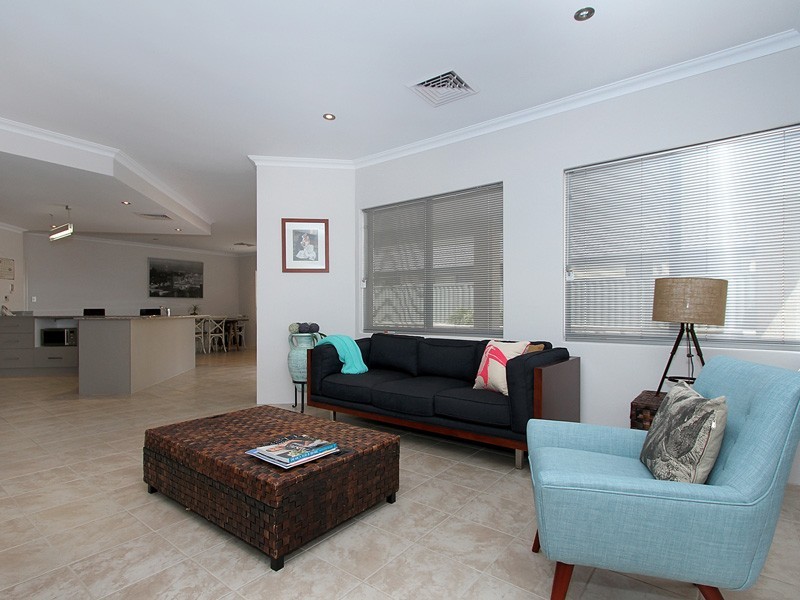 9 Bluestone Loop, Piara Waters WA 6112