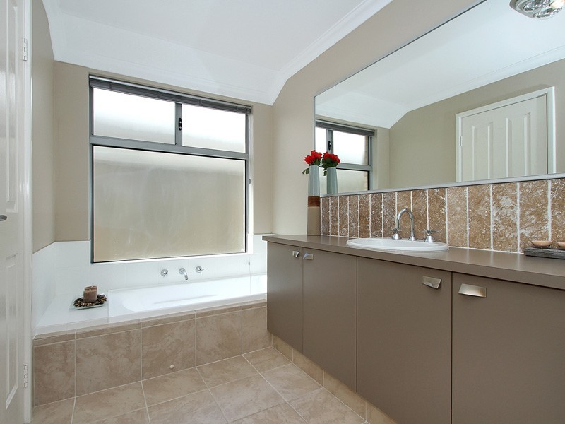 9 Bluestone Loop, Piara Waters WA 6112
