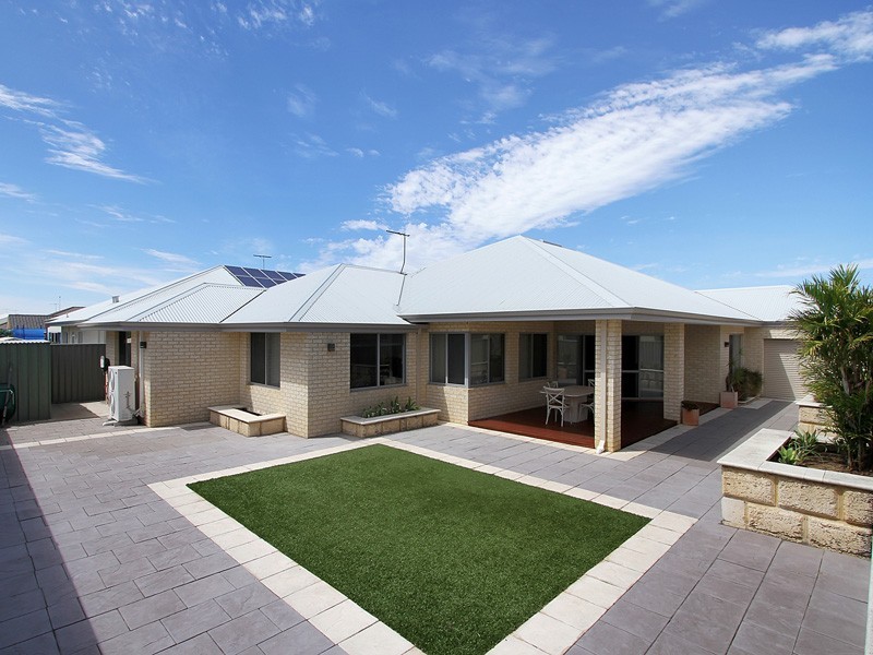 9 Bluestone Loop, Piara Waters WA 6112