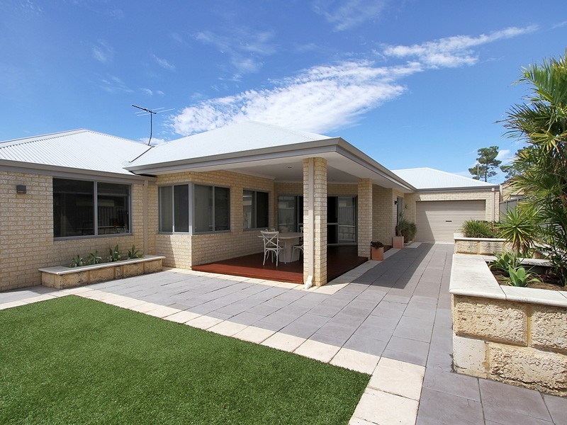 9 Bluestone Loop, Piara Waters WA 6112