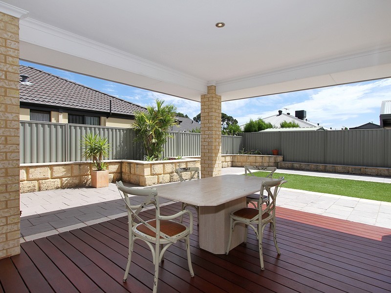 9 Bluestone Loop, Piara Waters WA 6112