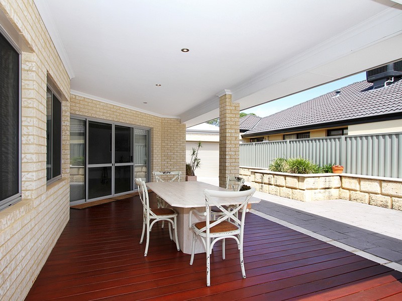 9 Bluestone Loop, Piara Waters WA 6112
