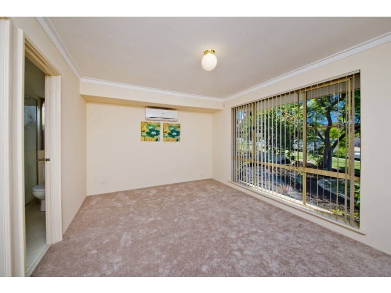 33 Whitcombe Way, Alexander Heights WA 6064