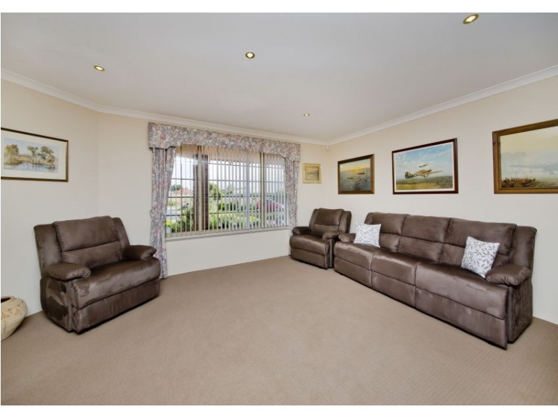 10 Rolleston Dale, Alexander Heights WA 6064