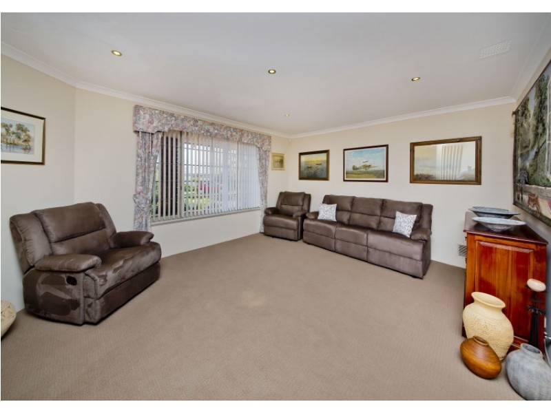 10 Rolleston Dale, Alexander Heights WA 6064