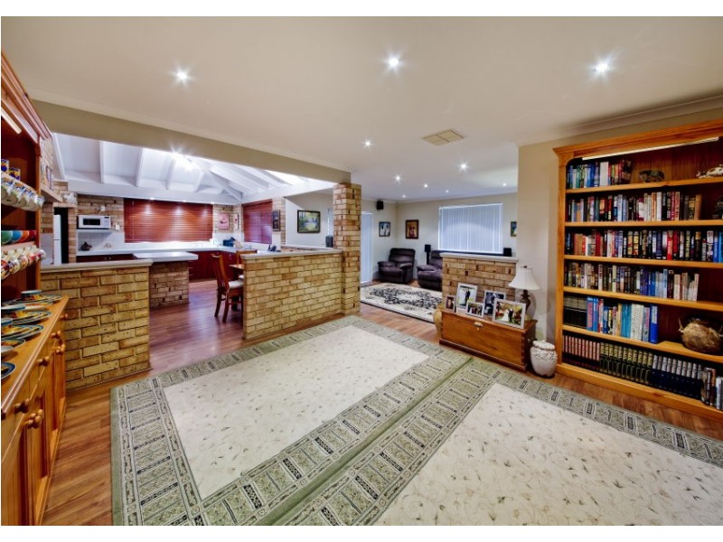 10 Rolleston Dale, Alexander Heights WA 6064