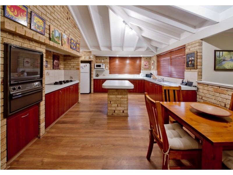 10 Rolleston Dale, Alexander Heights WA 6064