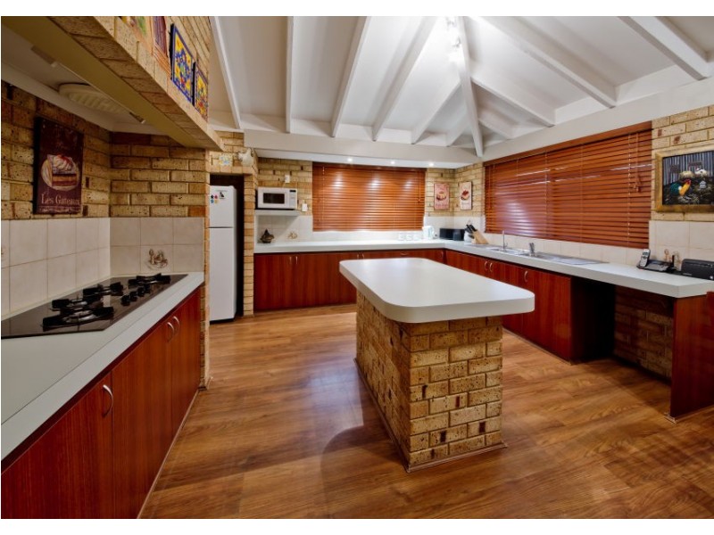 10 Rolleston Dale, Alexander Heights WA 6064