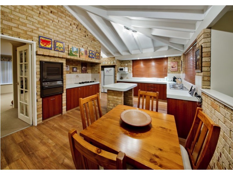 10 Rolleston Dale, Alexander Heights WA 6064