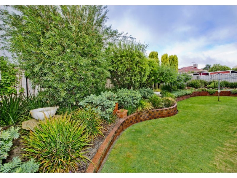 10 Rolleston Dale, Alexander Heights WA 6064