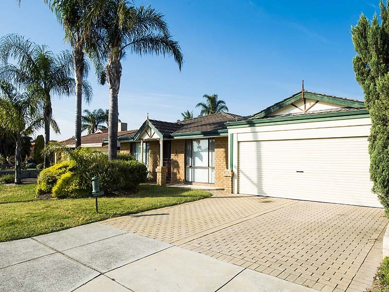 28 Forest Lakes Drive, Thornlie WA 6108