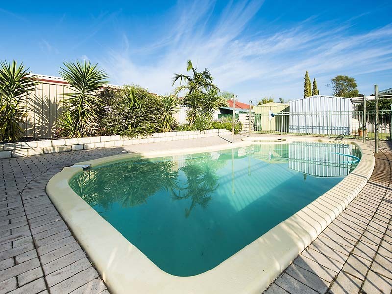 28 Forest Lakes Drive, Thornlie WA 6108