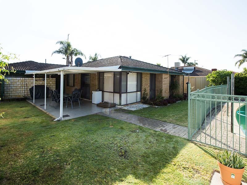 28 Forest Lakes Drive, Thornlie WA 6108