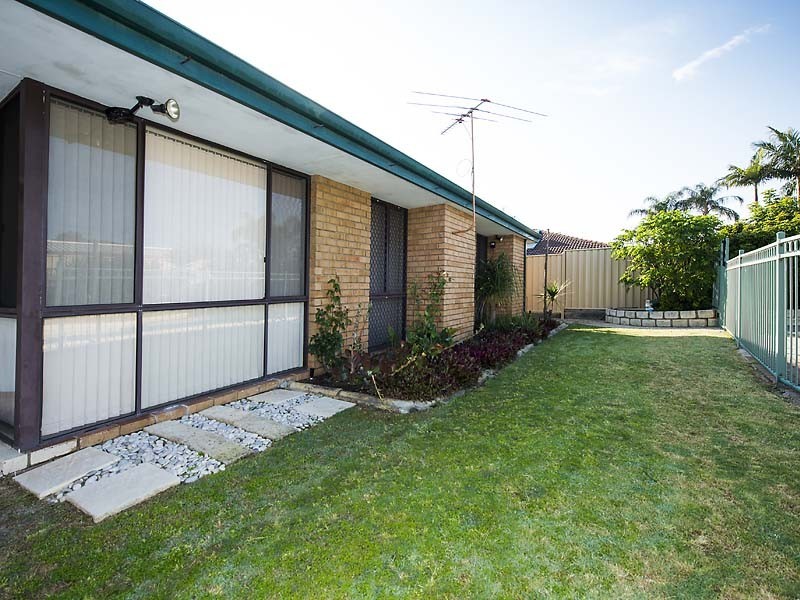 28 Forest Lakes Drive, Thornlie WA 6108