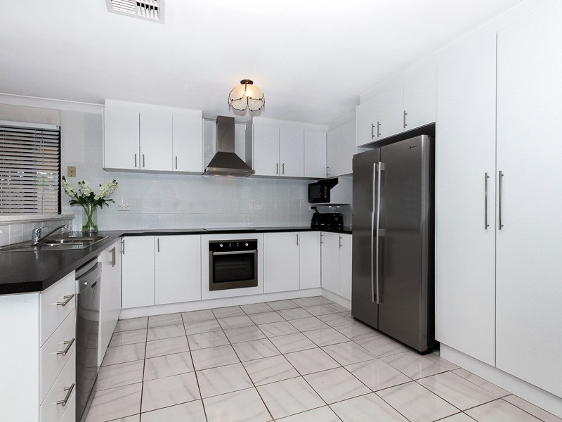 33 St Lawrence Drive, Beechboro WA 6063