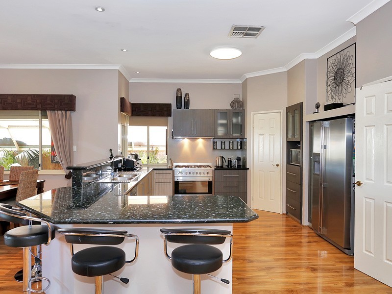 35 Cupello Drive, Swan View WA 6056