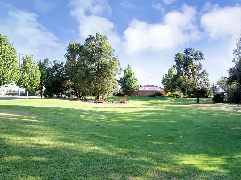 6 Nicholson Court, Canning Vale WA 6155