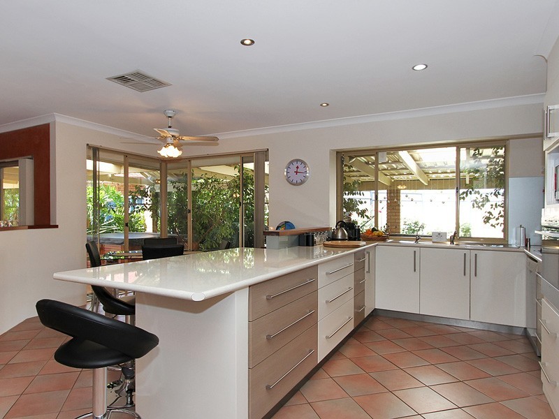 4 Hoya Court, Thornlie WA 6108