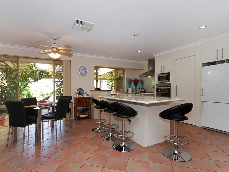 4 Hoya Court, Thornlie WA 6108