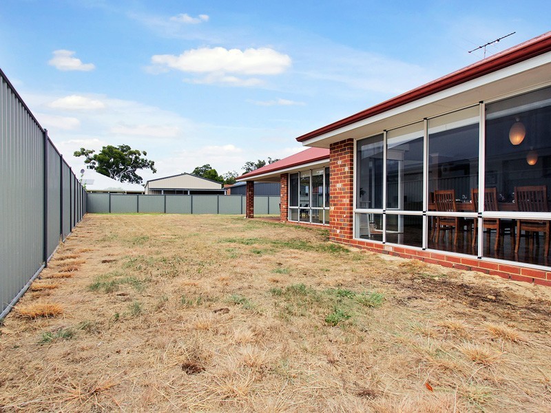 52 Coulterhand Circle, Byford WA 6122
