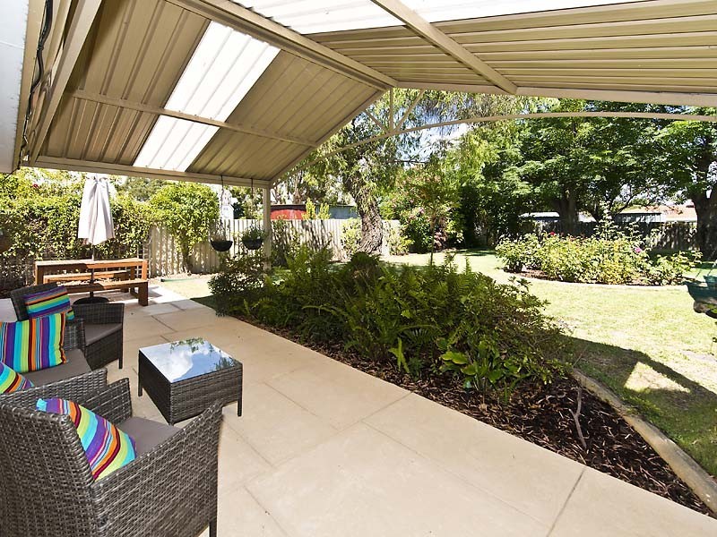 32 Oriole Way, Thornlie WA 6108