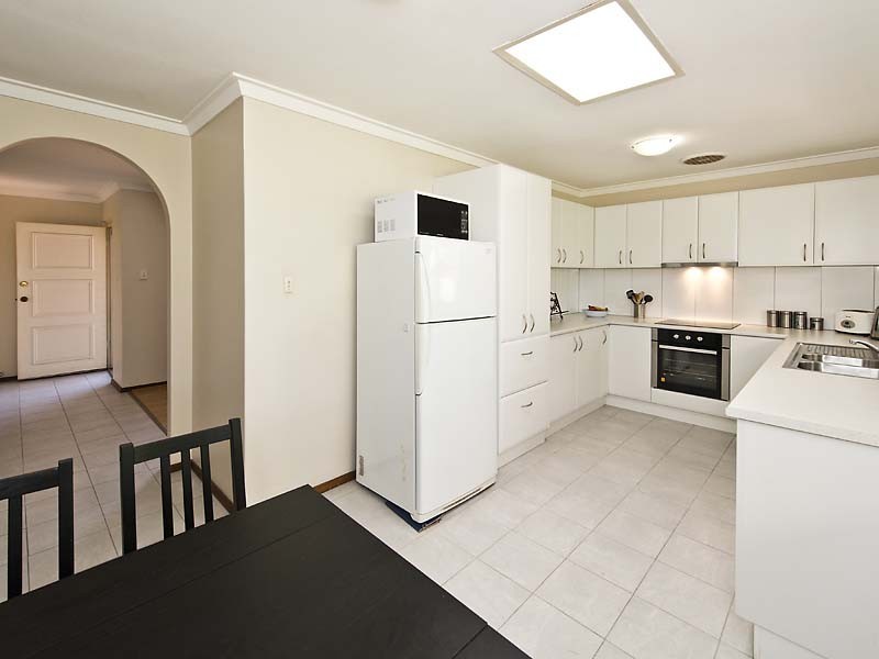 32 Oriole Way, Thornlie WA 6108