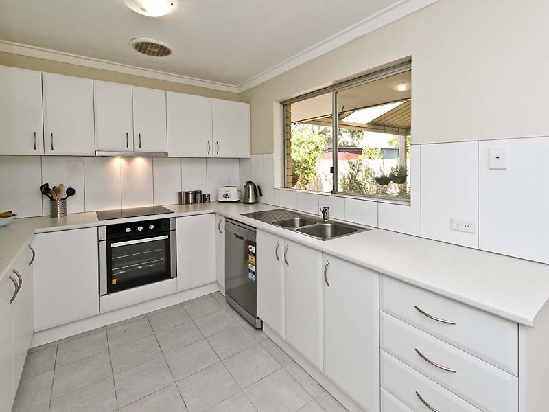 32 Oriole Way, Thornlie WA 6108